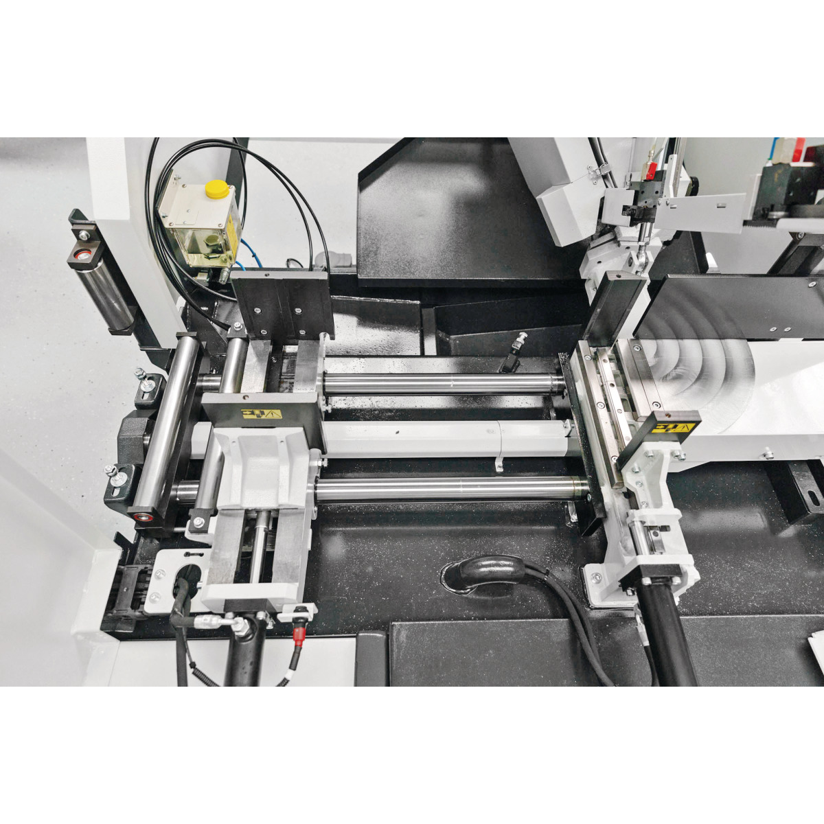 METALLKRAFT Vollautomatische, CNC-gesteuerte Schwenkrahmen- Metallbandsäge für Gehrungsschnitte bis +60° BMBS 300 x 320 CNC-G