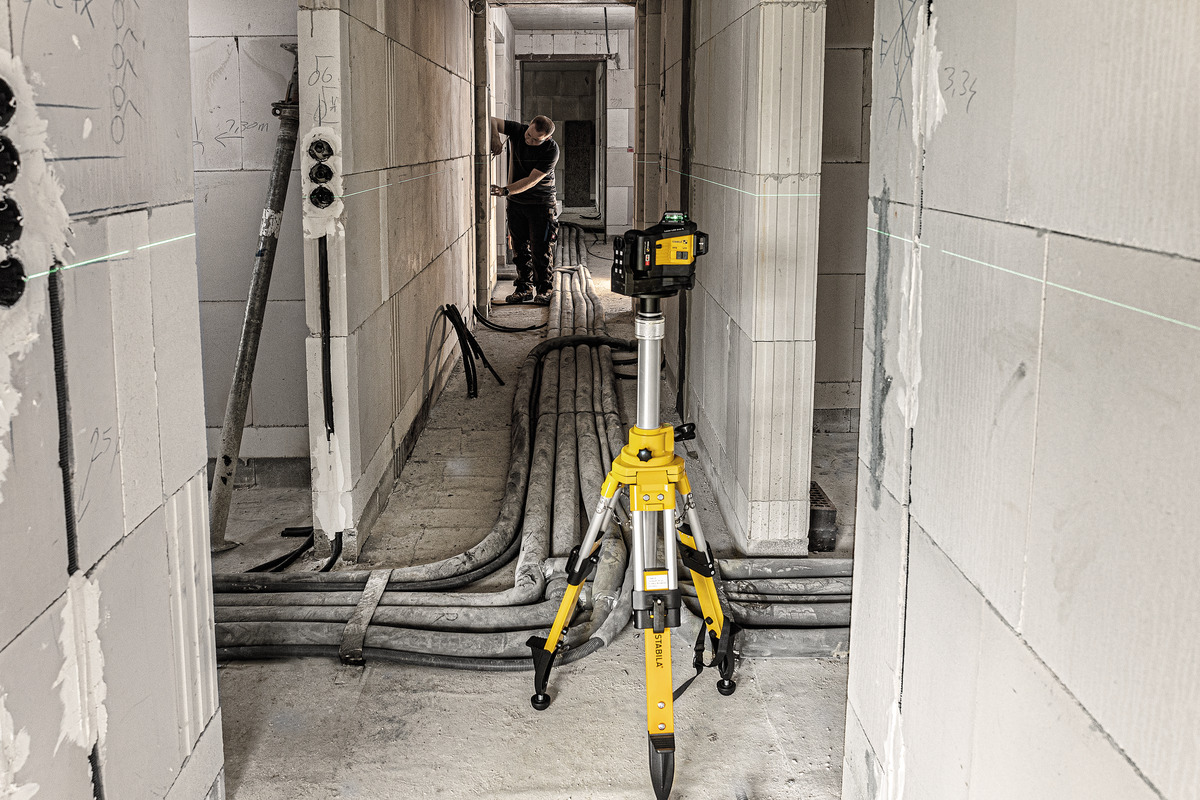 STABILA Multilinien-Laser LAX 600 G, 12-V-System, 7-teiliges Set, mit Akku und Ladegerät (EU)