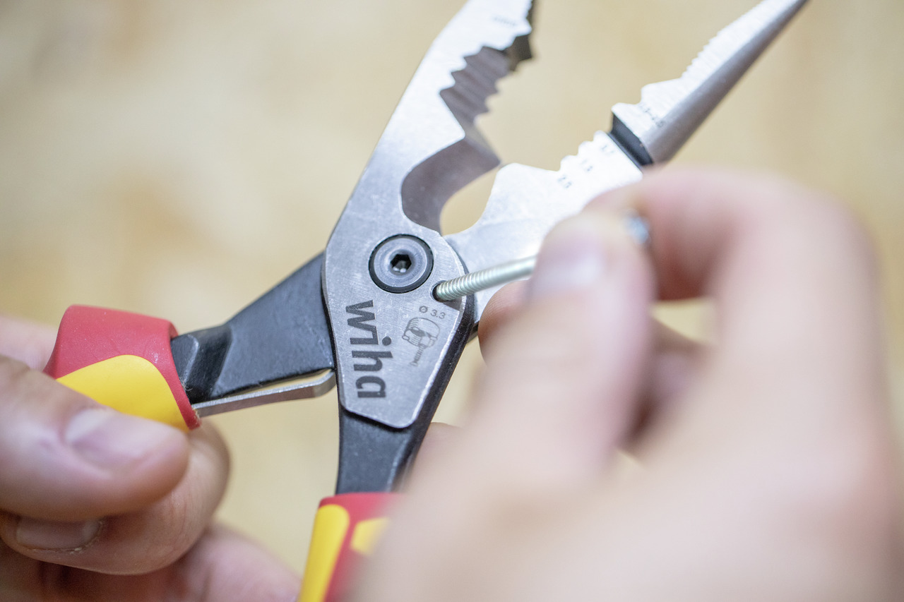 WIHA Multifunktionszange 8in1 Industrial electric mit ein- und ausschaltbarer Öffnungsfeder WIHA Multifunktionszange 8in1 Industrial electric mit ein- und ausschaltbarer Öffnungsfeder