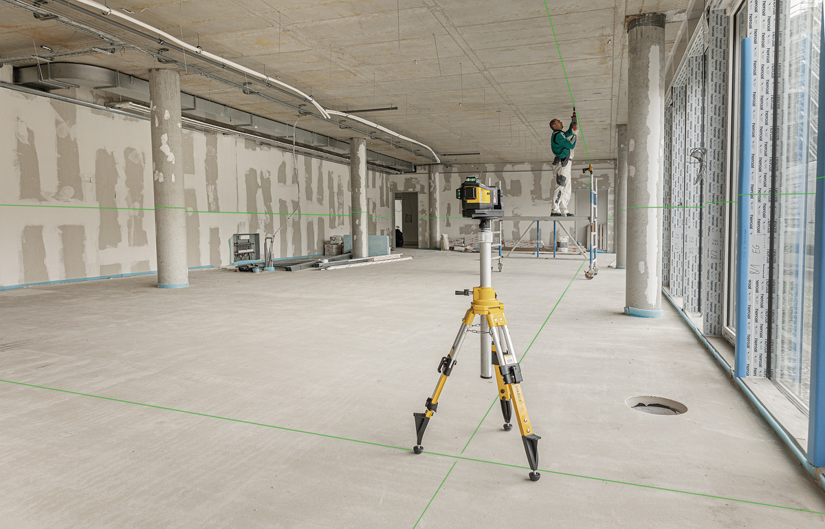 STABILA Multilinien-Laser LAX 600 G, 12-V-System, 7-teiliges Set, mit Akku und Ladegerät (EU)