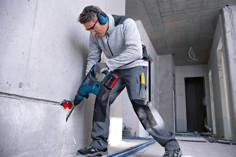 BOSCH Akku-Bohrhammer GBH 18V-34 CF mit 2x 5,5 Ah Akku ProCORE18V, Tiefenanschlag BOSCH Akku-Bohrhammer GBH 18V-34 CF mit 2x 5,5 Ah Akku ProCORE18V, Tiefenanschlag