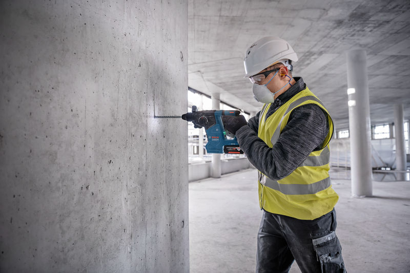 BOSCH Akku-Bohrhammer GBH 18V-24 C mit Zusatzhandgriff in L-BOXX BOSCH Akku-Bohrhammer GBH 18V-24 C mit Zusatzhandgriff in L-BOXX