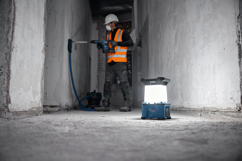 BOSCH Akku-Bauleuchte GLA 18VH-7500 + Kaltgerätekabel BOSCH Akku-Bauleuchte GLA 18VH-7500 + Kaltgerätekabel