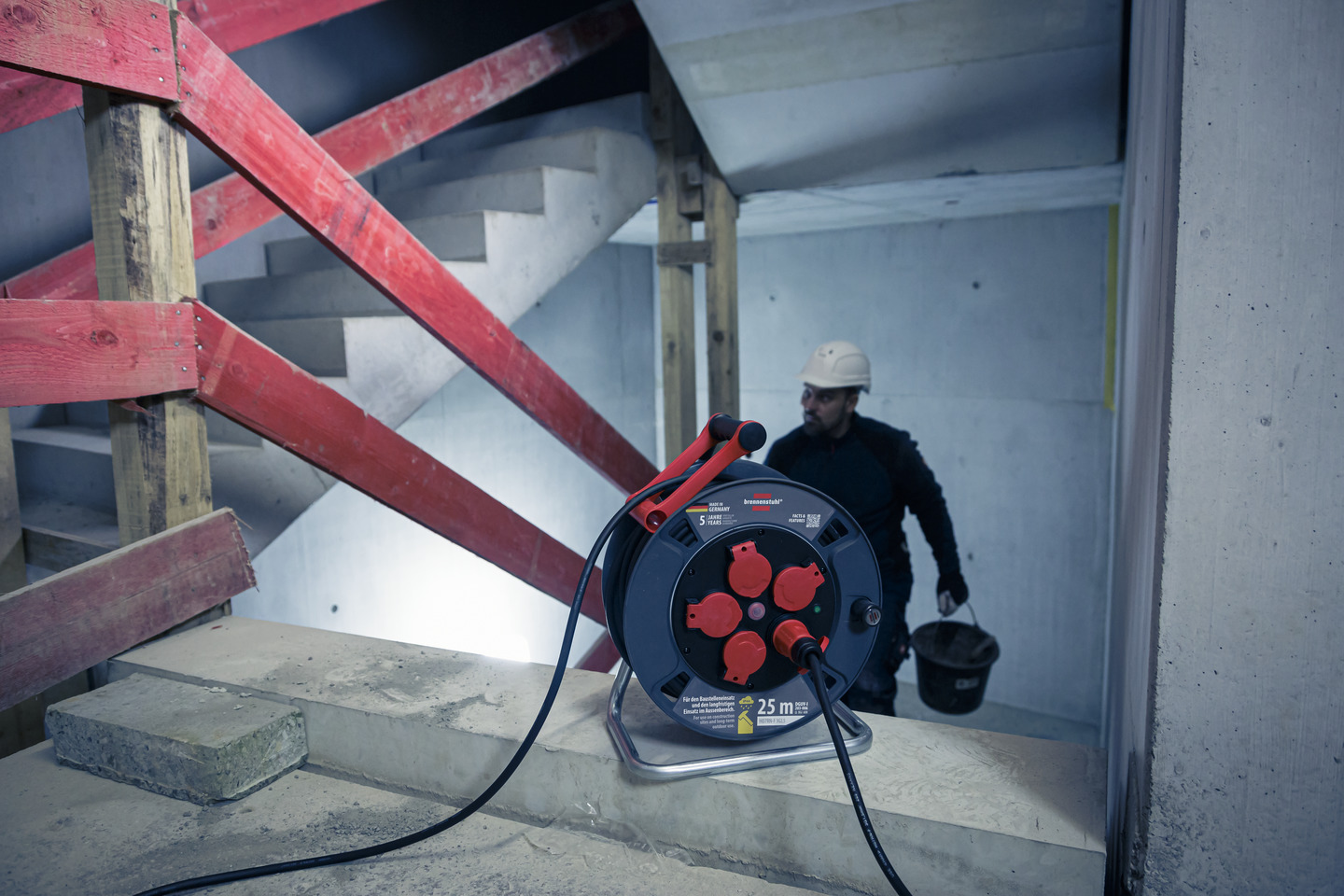 BRENNENSTUHL Professional Kabeltrommel 300 KU 2200 IP44, 25m H07RN-F 3G2,5 BRENNENSTUHL Professional Kabeltrommel 300 KU 2200 IP44, 25m H07RN-F 3G2,5