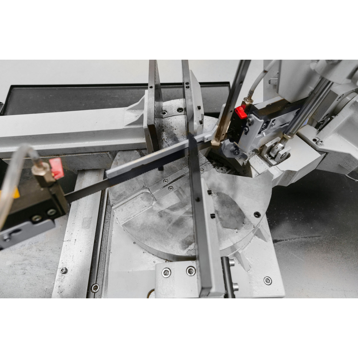 METALLKRAFT Halbautomatische Schwenkrahmen-Metallbandsäge für Gehrungungsschnitte von +60° bis -45° mit Frequenzumrichter BMBS 300 x 320 HA-DG METALLKRAFT Halbautomatische Schwenkrahmen-Metallbandsäge für Gehrungungsschnitte von +60° bis -45° mit Frequenzumrichter BMBS 300 x 320 HA-DG
