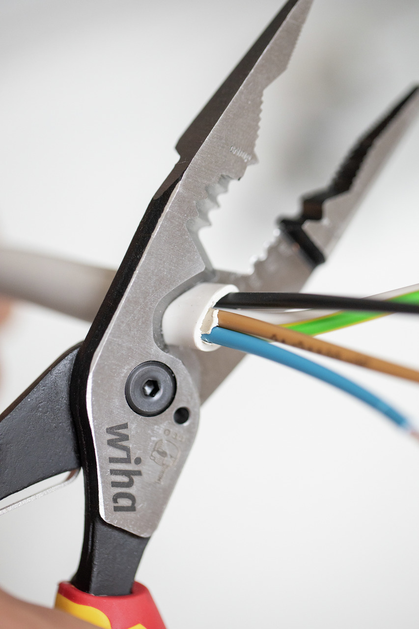 WIHA Multifunktionszange 8in1 Industrial electric mit ein- und ausschaltbarer Öffnungsfeder WIHA Multifunktionszange 8in1 Industrial electric mit ein- und ausschaltbarer Öffnungsfeder