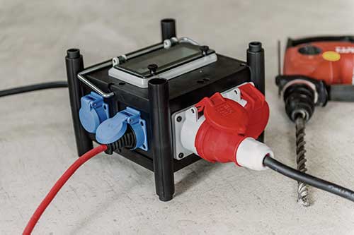 BRENNENSTUHL Brennenstuhl Kompakter Gummi-Stromverteiler mit zertifiziertem Sicherungsautomaten (2m Kabel, 2x CEE 400V/16A, 5x 230V/16A, ständiger Einsatz im Freien, mit FI-Schalter, Made in Germany)