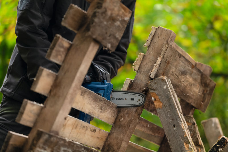 BOSCH Akku-Astsäge GKE 18V-15 BOSCH Akku-Astsäge GKE 18V-15