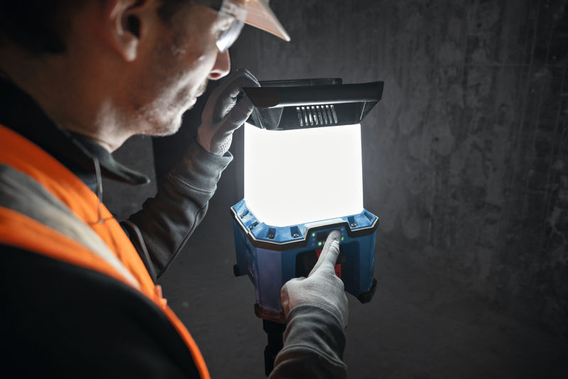 BOSCH Akku-Bauleuchte GLA 18VH-7500 + Kaltgerätekabel BOSCH Akku-Bauleuchte GLA 18VH-7500 + Kaltgerätekabel