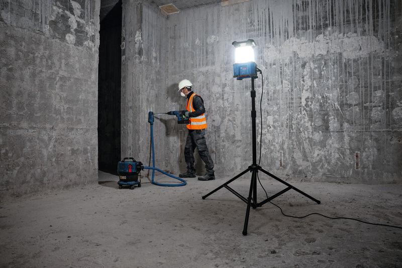 BOSCH Akku-Bauleuchte GLA 18VH-7500 + Kaltgerätekabel BOSCH Akku-Bauleuchte GLA 18VH-7500 + Kaltgerätekabel