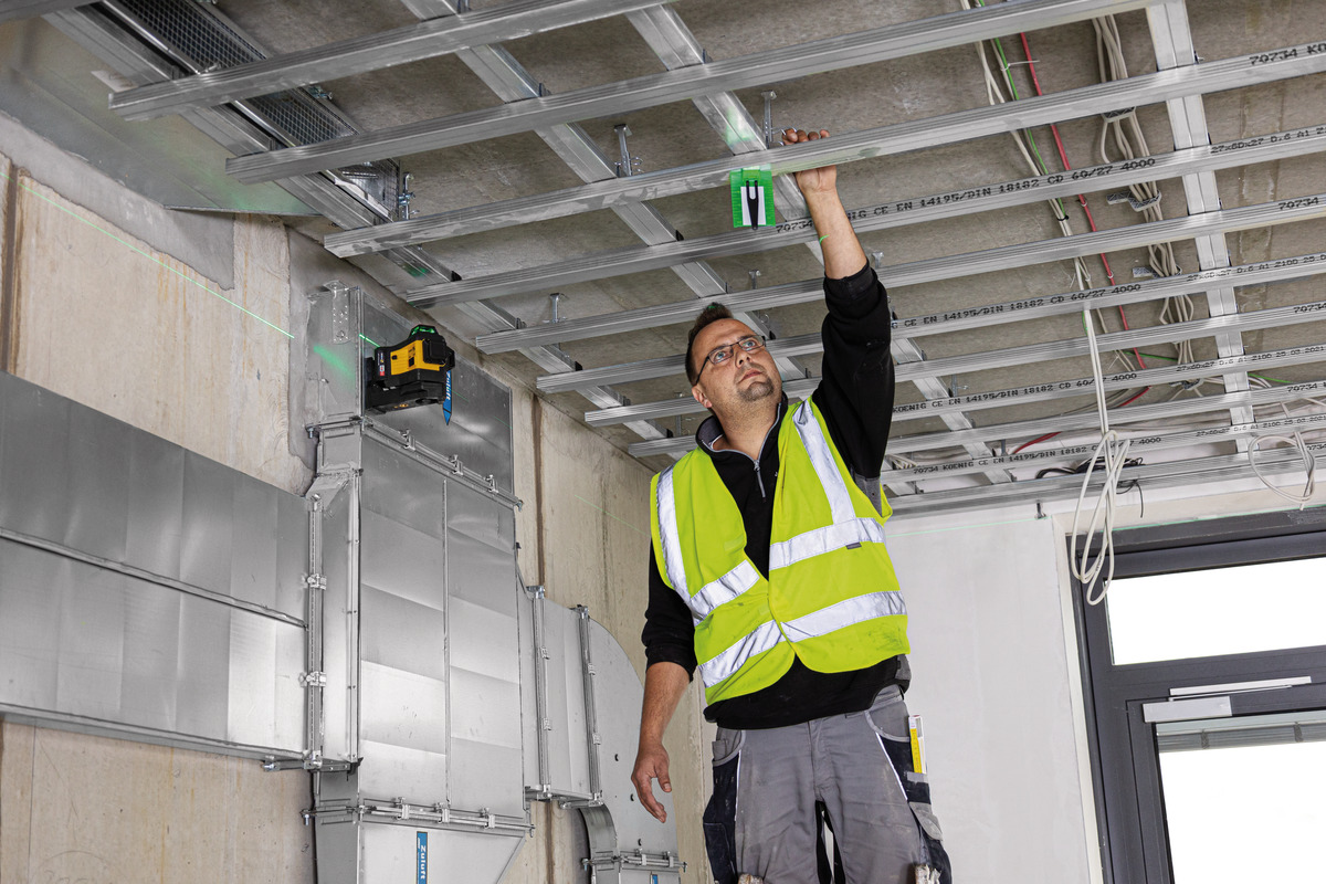 STABILA Multilinien-Laser LAX 600 G, 12-V-System, 7-teiliges Set, mit Akku und Ladegerät (EU)