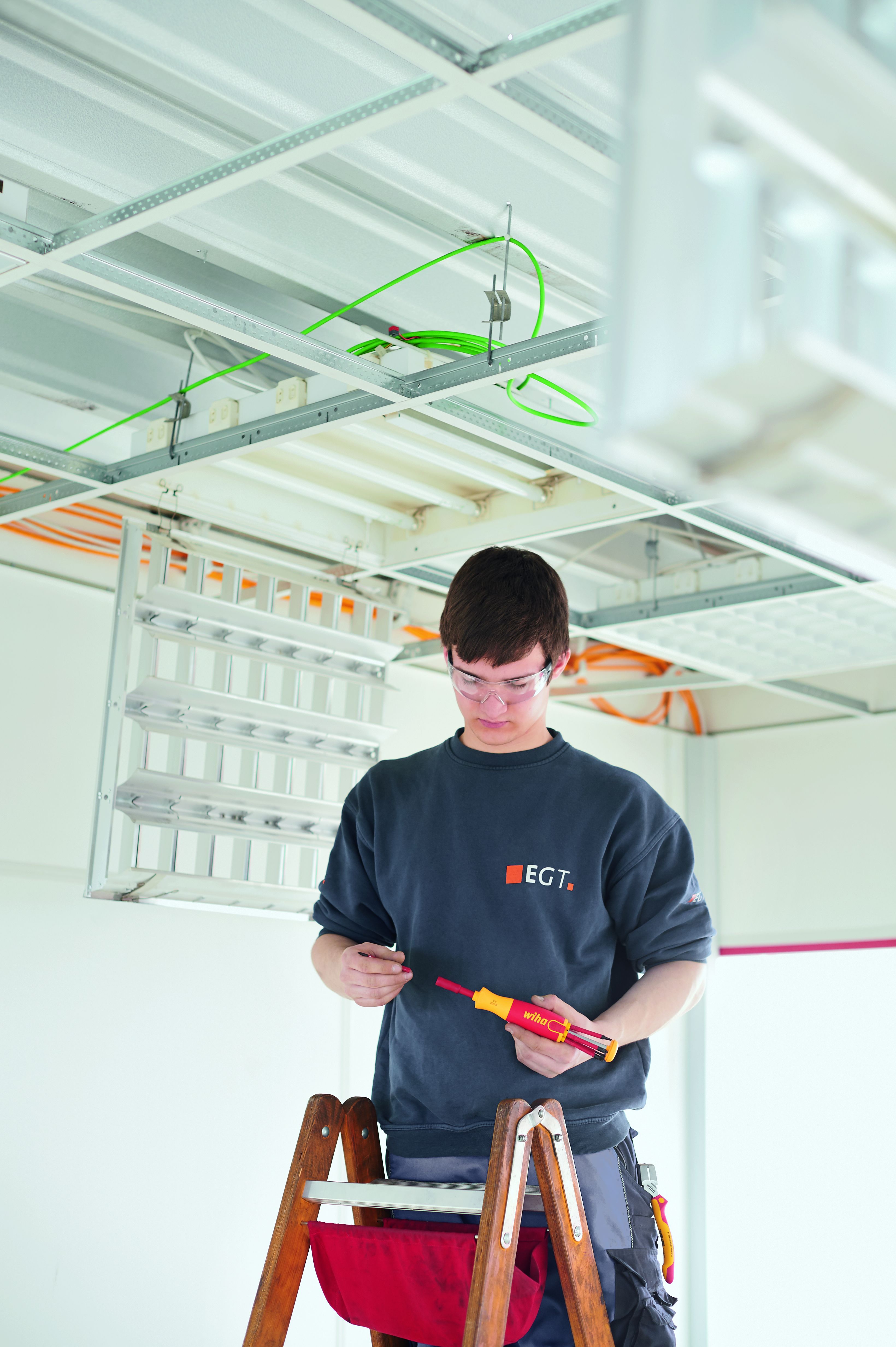 WIHA Schraubendreher mit Bit-Magazin LiftUp electric Schlitz, Phillips mit 6 slimBits WIHA Schraubendreher mit Bit-Magazin LiftUp electric Schlitz, Phillips mit 6 slimBits