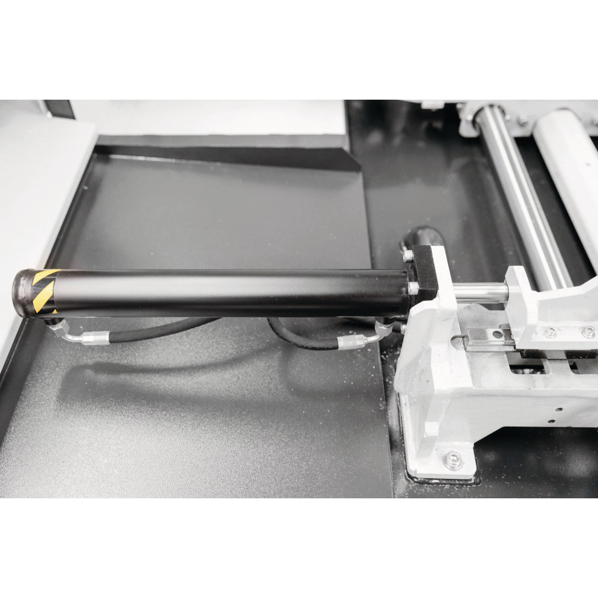 METALLKRAFT Vollautomatische, CNC-gesteuerte Schwenkrahmen- Metallbandsäge für Gehrungsschnitte bis +60° BMBS 300 x 320 CNC-G