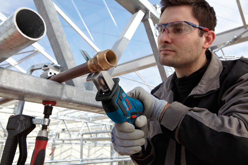 BOSCH Akku-Säbelsäge GSA 12V-14 + 2× GBA 12 3.0Ah, GAL 12V-40 in L-BOXX