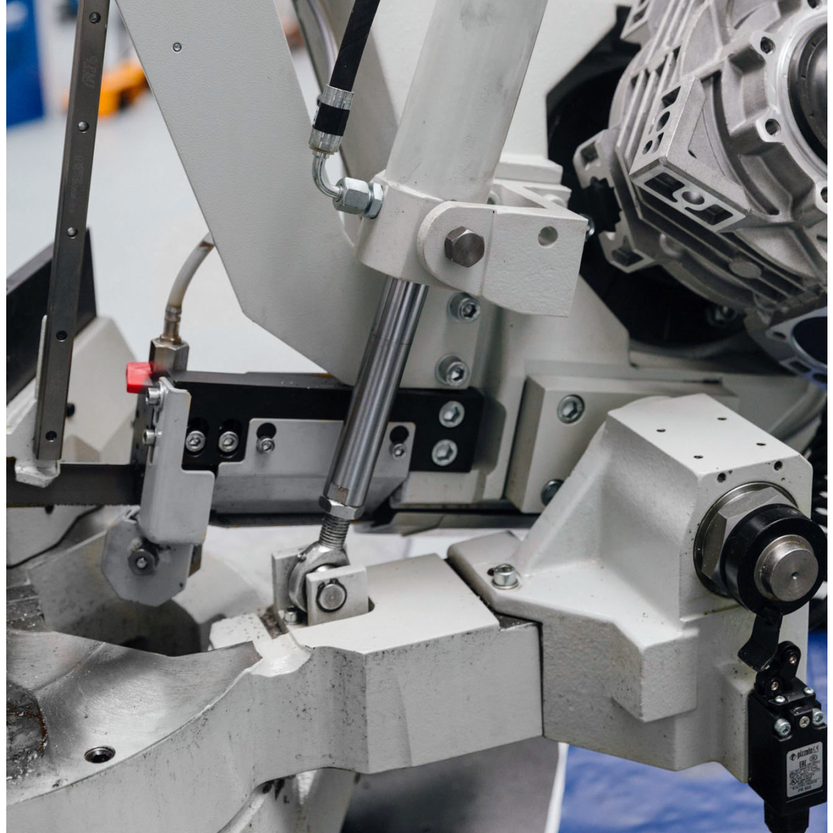 METALLKRAFT Halbautomatische Schwenkrahmen-Metallbandsäge für Gehrungungsschnitte von +60° bis -45° mit Frequenzumrichter BMBS 300 x 320 HA-DG METALLKRAFT Halbautomatische Schwenkrahmen-Metallbandsäge für Gehrungungsschnitte von +60° bis -45° mit Frequenzumrichter BMBS 300 x 320 HA-DG