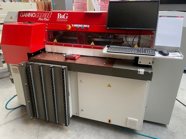 GANNOMAT Bearbeitungszentrum Typ "PROTEC 571" mit Fräsaggregat Profit HSK63F mit 3-fach Magazin (Bohren, Nuten, Fräsen)